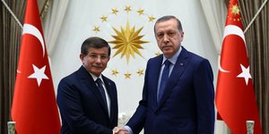 Χειραψία Ερντογάν και Νταβούτογλου