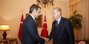 Χειραψία Ερντογάν και Μητσοτάκη