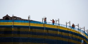 Εργάτες την ώρα της εργασίας του σε κατασκευαστικό έργο