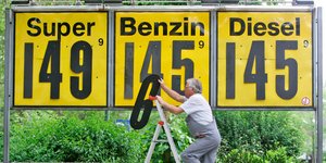 Εργαζόμενος σε βενζινάδικο αλλάζει την τιμή της βενζίνης