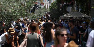Κόσμος στην Ερμού