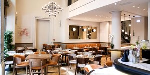 Το εσωτερικό ενός εστιατορίου με μίνιμαλ αισθητική 