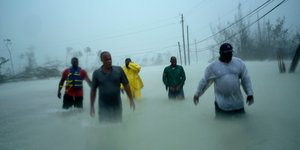 Εθελοντές στις Μπαχάμες σε τυφώνα