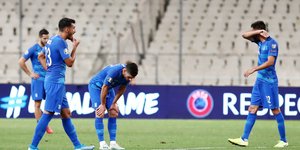 Παίκτες της Εθνικής Ελλάδας απογοητευμένοι στο γήπεδο