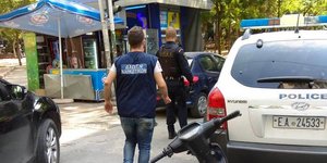 Αστυνομικοί της δίωξης ναρκωτικών στους δρόμους των Εξαρχείων