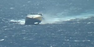 Πλοίο μάχη με κύματα στο στενό Τήνου Μυκόνου