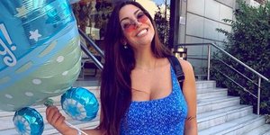 Η Φελίσια Λαπάτη με μπλε φόρεμα κατά την έξοδό της από το μαιευτήριο