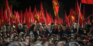 Φεστιβάλ ΚΝΕ άνθρωποι και κόκκινες σημαίες