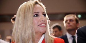 Η Φώφη Γεννηματά με κόκκινο σακάκι