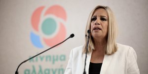 Η Φώφη Γεννηματά με λευκό σακάκι