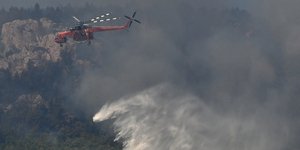 Ελικόπτερο ρίχνει νερό σε φωτιά