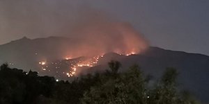 Φωτιά στο Λουτράκι, βράδυ