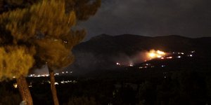 Φωτιά σε πρόποδες βουνού τη νύχτα