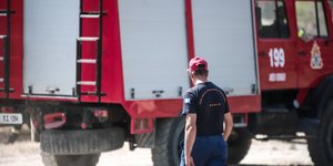 Πυροσβέστης και όχημα της Πυροσβεστικής