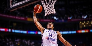 O Greek Freak λίγο πριν καρφώσει στο καλάθι των Νεοζηλανδών