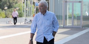 Ο Γιάννης Μπουτάρης περπατάει