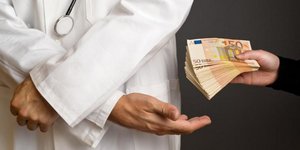 Γιατρός παίρνει χρήματα