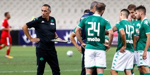 Ο προπονητής του Παναθηναϊκού Γιώργος Δώνης και ποδοσφαιριστές