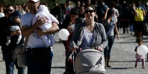 Γονείς με παιδί και καροτσάκι