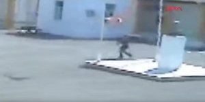 Η στιγμή που ο Ελληνοκύπριος κατεβάζει την τουρκική σημαία από ιστό σχολείου στα Κατεχόμενα