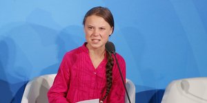 Η Γκρέτα Τούνμπεργκ με κόκκινη μπλούζα