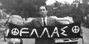 Ο βουλευτής Γρηγόρης Λαμπράκης στην πορεία για την Ειρήνη