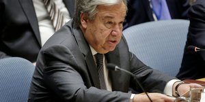 Αντόνιο Γκουτέρες διαβαζει χαρτί