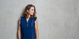 Γυναίκα στα 50 χαμογελάει