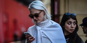 Γυναίκα άνω των 40 με nude κραγιόν