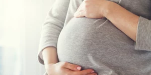 Γυναίκα έγκυος κρατά την κοιλιά της