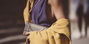 Γυναίκα κρατάει τσάντα