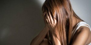 Κορίτσι κρύβει το πρόσωπό της