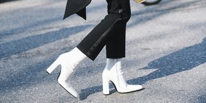 Γυναίκα με μαύρα και λευκά μποτάκια