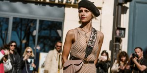 Γυναίκα με μπερέ στην εβδομάδα μόδας