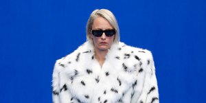 Γυναίκα με παλτό Balenciaga, σόου από την εβδομάδας μόδας