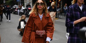 Γυναίκα με συνδυασμό ρούχων