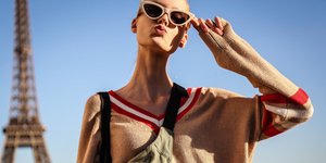 Γυναίκα στον πύργο του Άιφελ