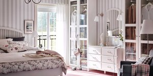 Γυναικεία κρεβατοκάμαρα με κρεβάτι, ντουλάπα, συρταριέρα, φωτιστικά, ροζ χαλί