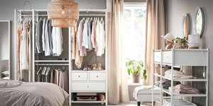 Γυναικεία κρεβατοκάμαρα με κρεβάτι, ντουλάπα, χαλί, παράθυρο με κουρτίνα, φωτιστικό