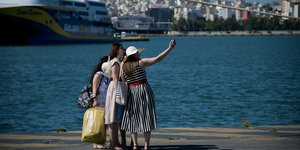 Γυναίκες στο λιμάνι βγάζουν σέλφι