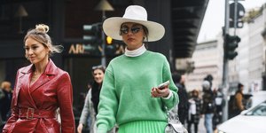 Γυναίκες περπατούν