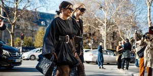 Δύο γυναίκες περπατούν στο δρόμο ντυμένες στα μαύρα 