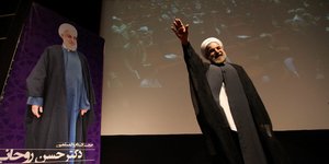 Ο Χασάν Ροχανί χαιρετάει κόσμο