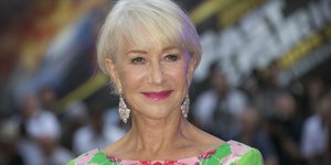 Η Ελεν Μίρεν με ροζ κραγιόν φοράει ένα πράσινο φλοράλ φόρεμα