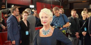 Η Έλεν Μίρεν με μπλε ρούχα στο κόκκινο χαλί ποζάρει