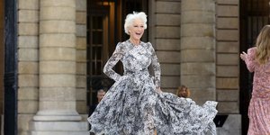 H Eλεν Μίρεν με μακρύ φόρεμα περπατά ξυπόλυτη στην πασαρέλα