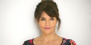 Η Ελενα Κρίστενσεν με φλοράλ φόρεμα και λευκό background