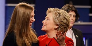 Η Τσέλσι και η Χίλαρι Κλίντον αγκαλιάζονται σε προεκλογική καμπάνια