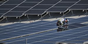 Εργάτες σε ηλιακά πάνελ