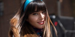 Η Ηλιάνα Παπαγεωργίου με μπλε στέκα στα μαλλιά και φλοράλ μπλούζα